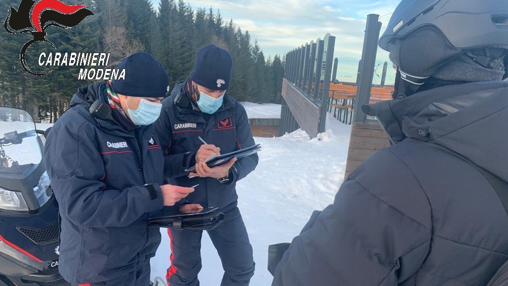 Appennino modenese. Super green pass, controlli dei carabinieri: multato un barista e denunciato un positivo trovato in giro