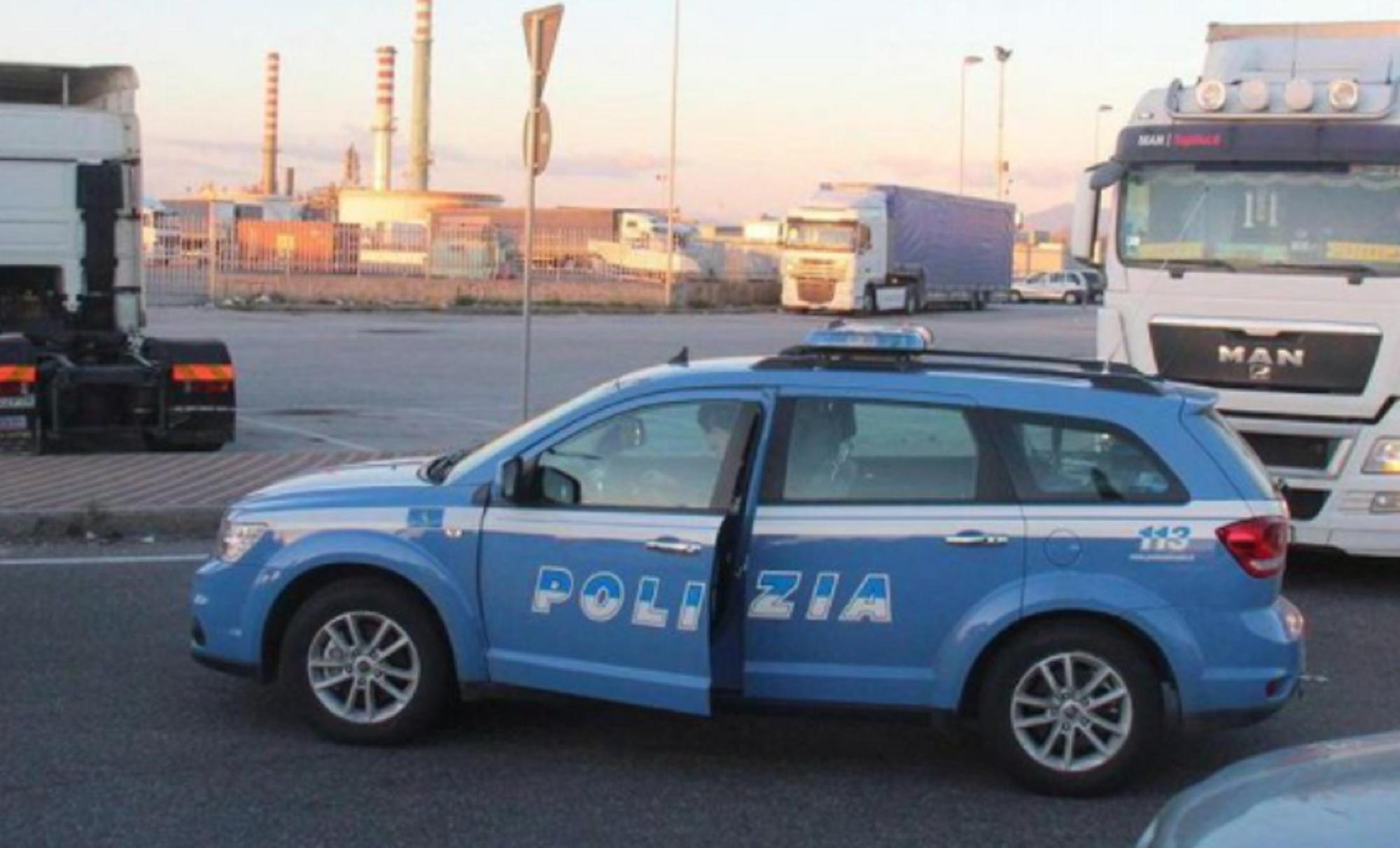 Una volante della polizia di Stato nell'area industriale del Picchianti (foto d'archivio)