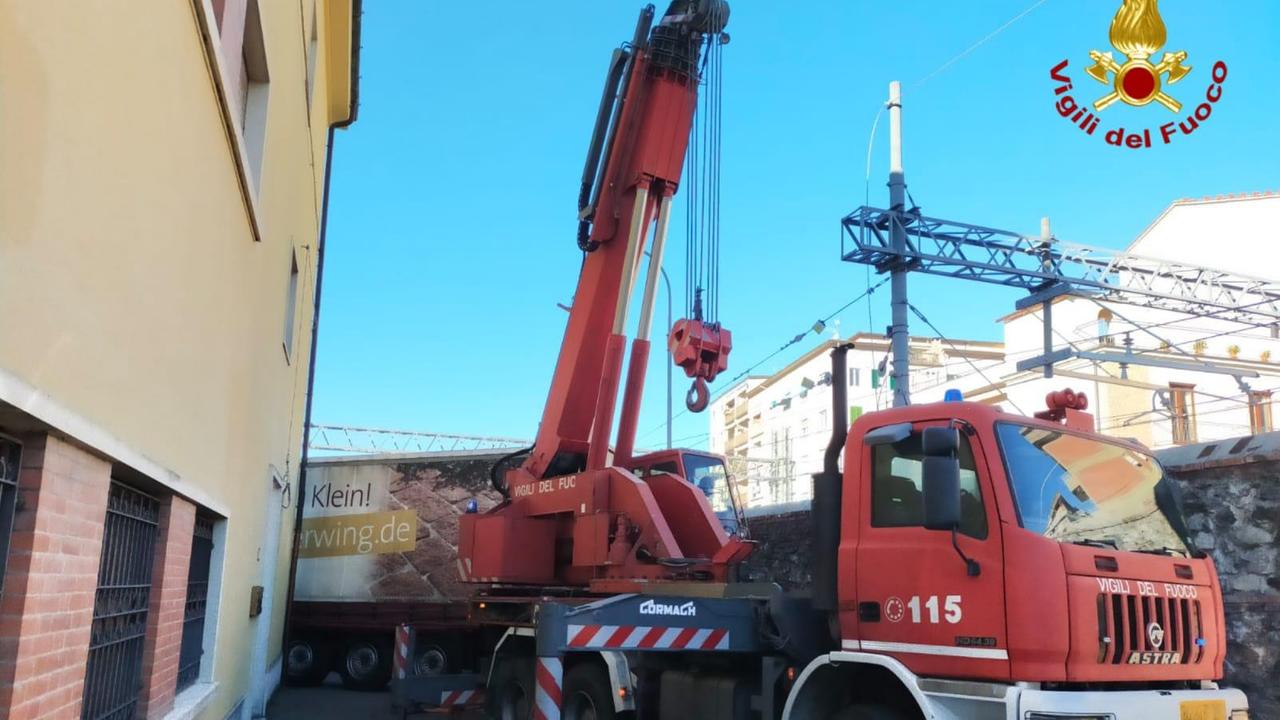 Tir bloccato all'incrocio di via Parallela sud, intervengono i pompieri