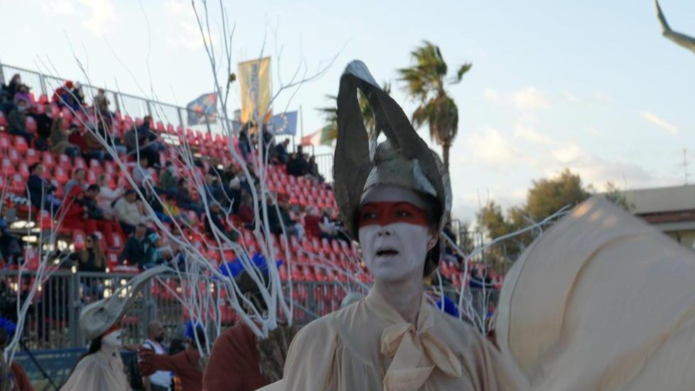 Carnevale di Viareggio, i negozianti della Passeggiata: «Stop entro il 20 marzo»