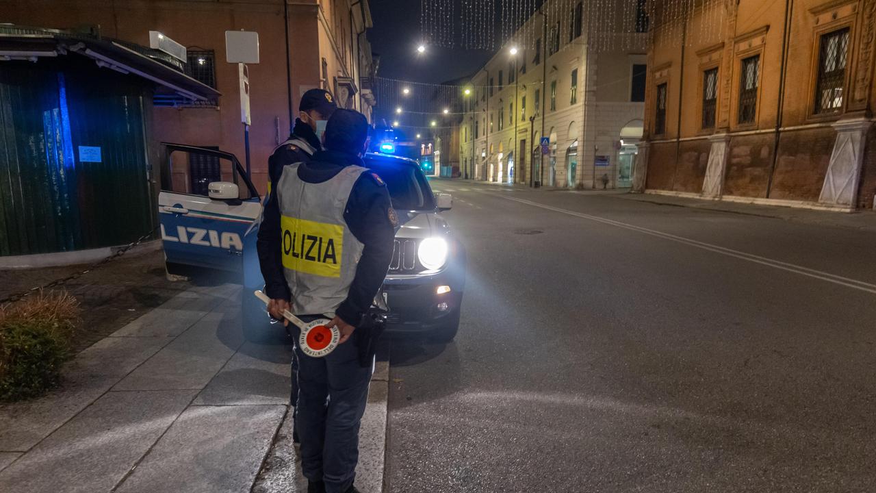 Mezzo chilo di droga in camera da letto: ventenne viareggino arrestato per spaccio