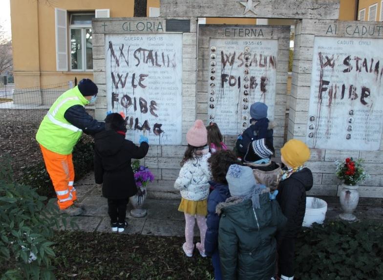 I bimbi dell’asilo puliscono il monumento di San Maurizio 