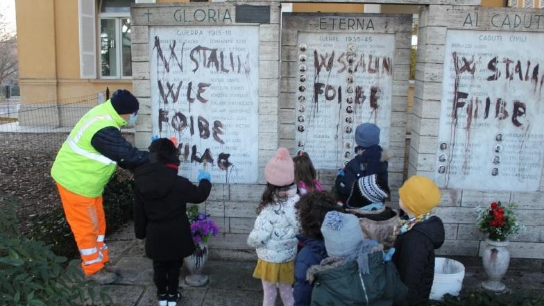 I bimbi dell’asilo puliscono il monumento di San Maurizio