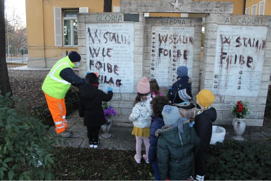 I bimbi dell’asilo puliscono il monumento di San Maurizio