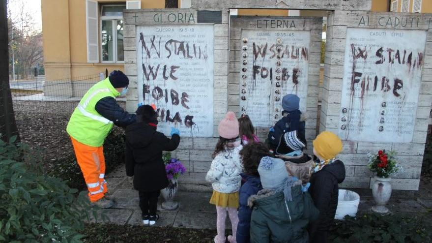 I bimbi dell’asilo puliscono il monumento di San Maurizio