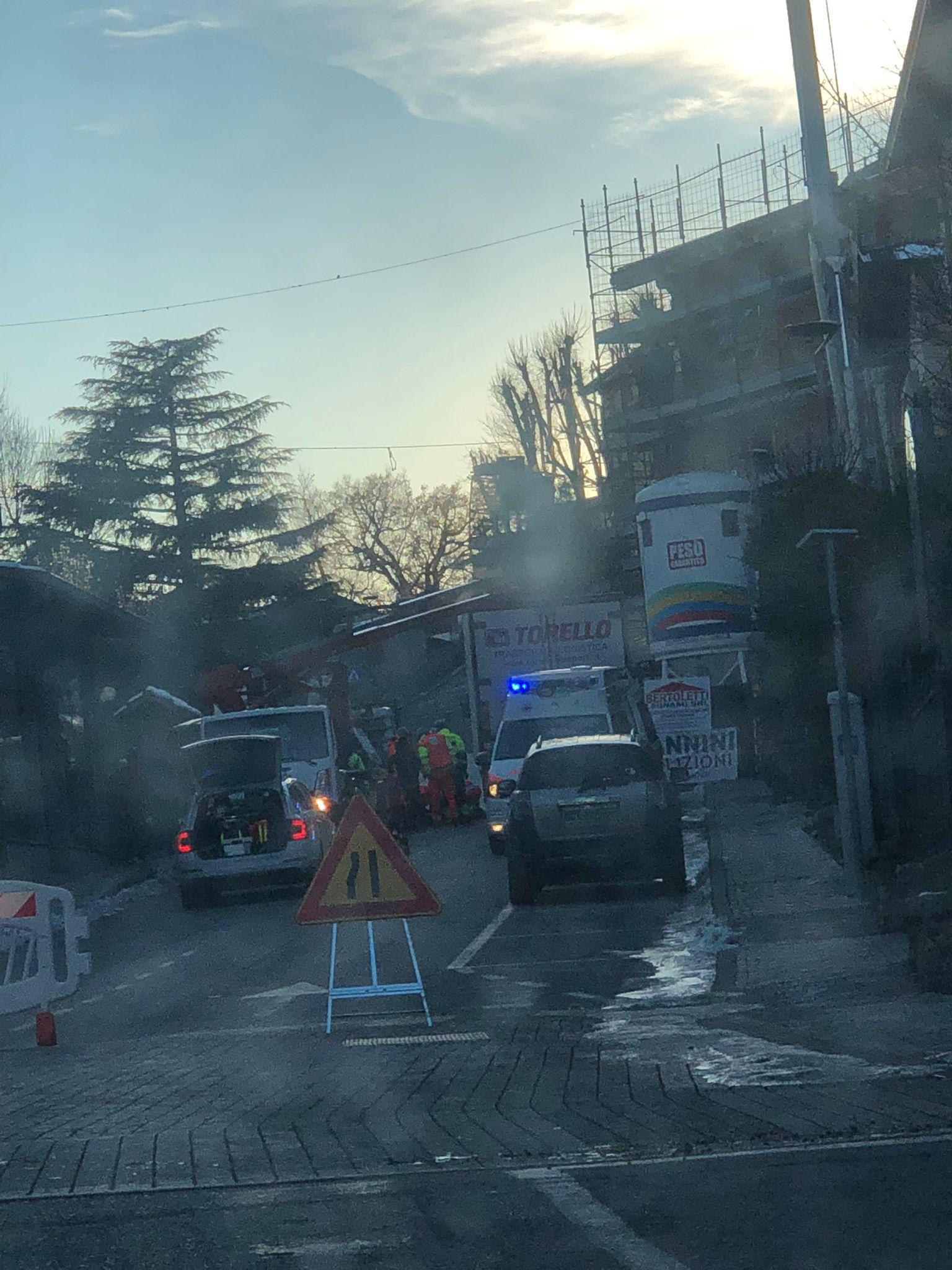 Precipita da due metri d'altezza mentre toglie le luminarie, ferito un operaio