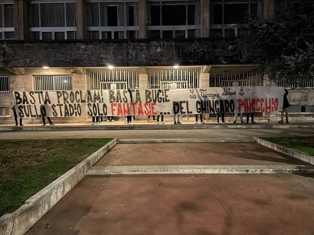 «Sindaco, riapri lo stadio dei Pini». Striscione dei tifosi davanti al Comune di Viareggio 