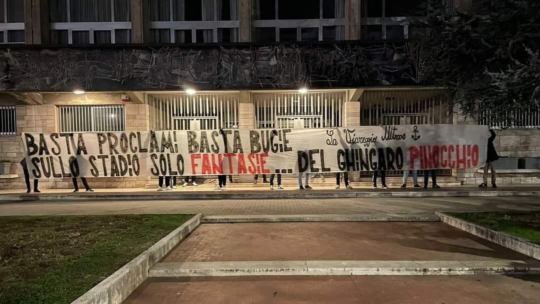 «Sindaco, riapri lo stadio dei Pini». Striscione dei tifosi davanti al Comune di Viareggio