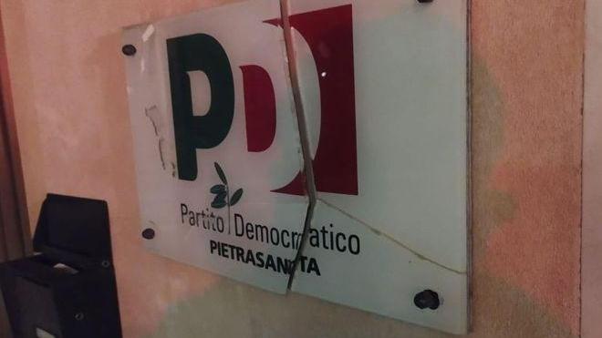 Gesto vandalico contro la sede del Pd