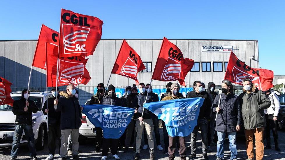 Manifestazione davanti alla Tolentino dopo la comunicazione di dieci esuberi