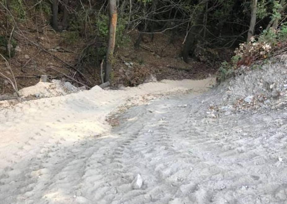 Reso impraticabile il percorso trekking Nel bosco trovati materiali edili e di cava 