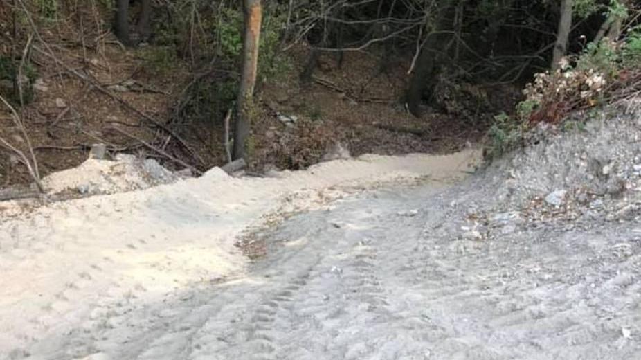 Reso impraticabile il percorso trekking Nel bosco trovati materiali edili e di cava