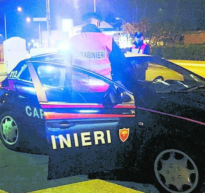 Svaligiato il negozio “Af” rubati scarpe e abbigliamento 