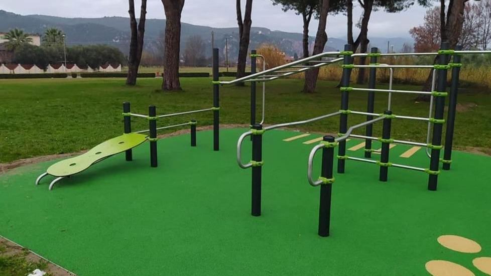 Pronte le nuove attrezzature per lo sport nello spazio esterno della scuola Leopardi