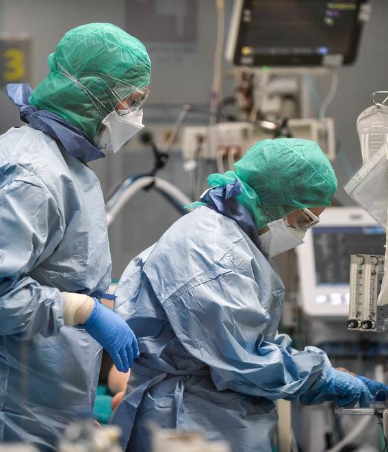 Sanità al punto di rottura fra posti letto esauriti e dipendenti contagiati 