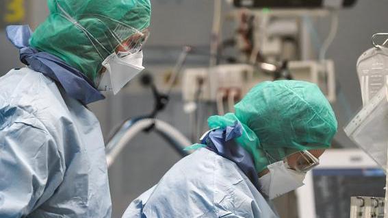 Sanità al punto di rottura fra posti letto esauriti e dipendenti contagiati