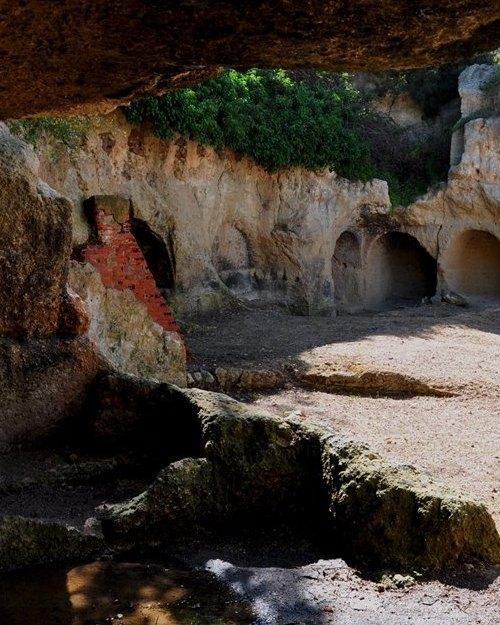 Sopralluogo nel costone che minaccia le tombe ipogeiche