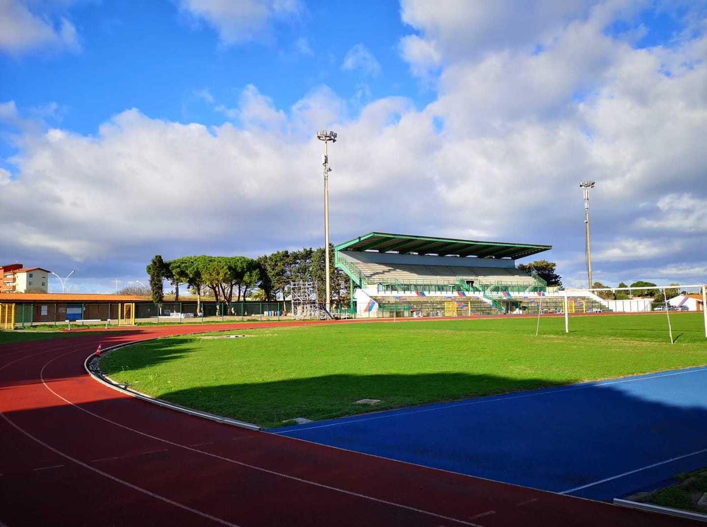 Allo stadio tornano a brillare i colori rossoblu 