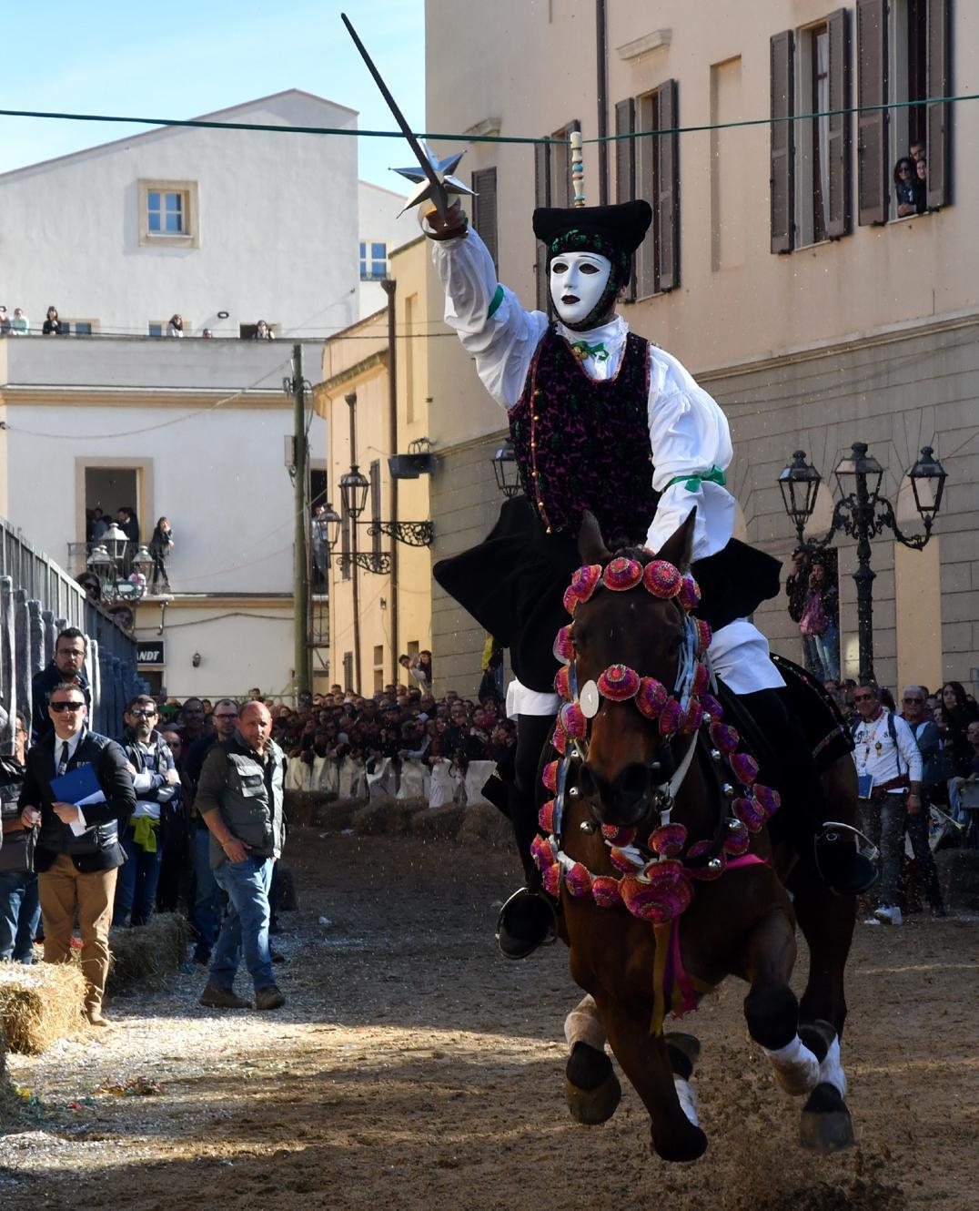 Sartiglia più che dimezzata anche le discese in dubbio 