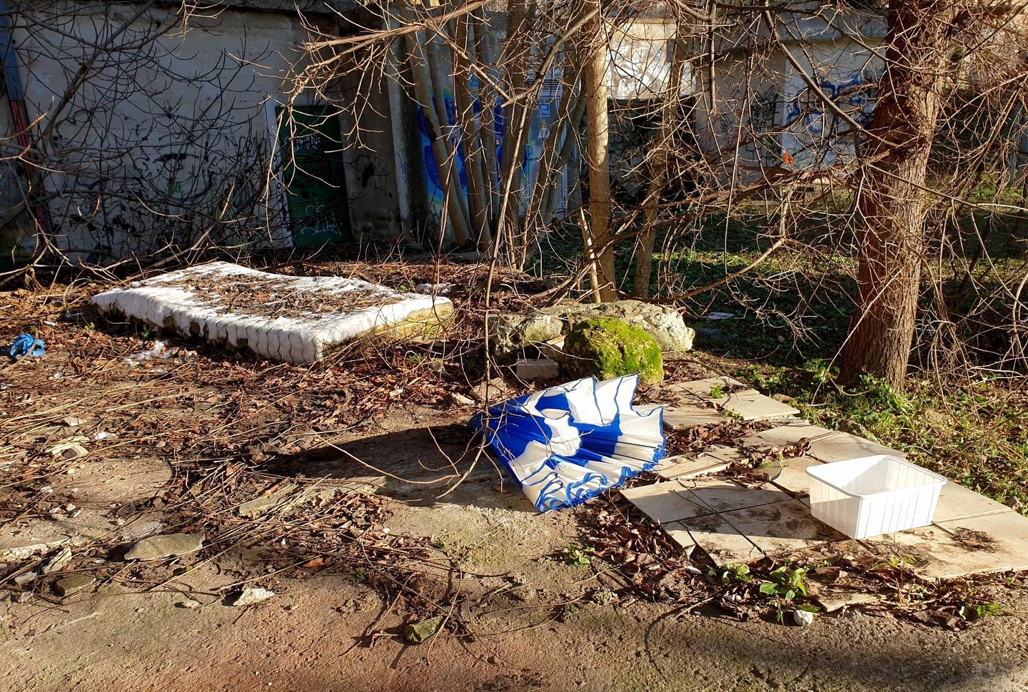 Sotto il ponte del Rosello una discarica a cielo aperto 