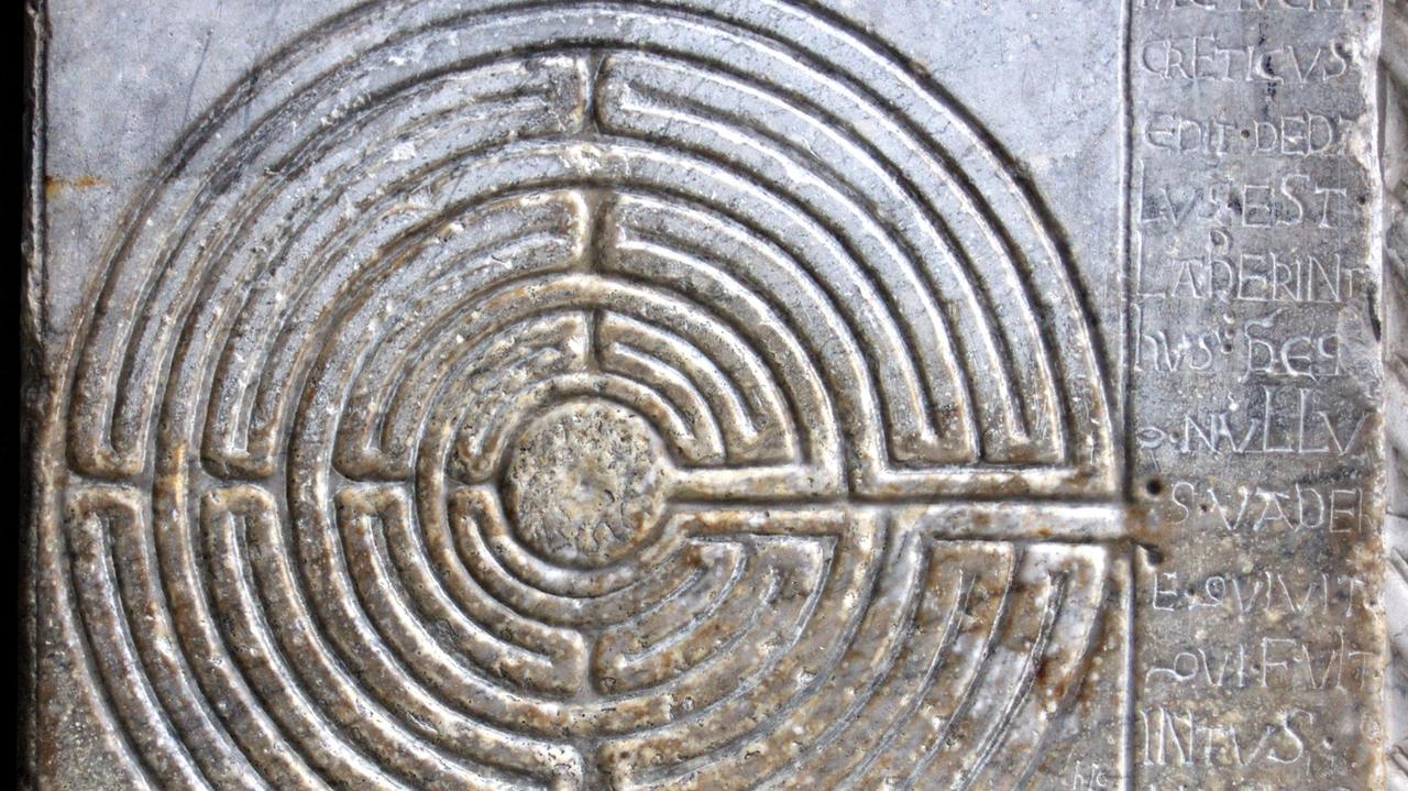 Il labirinto unicursale sul pilastro destro del portico del Duomo a Lucca