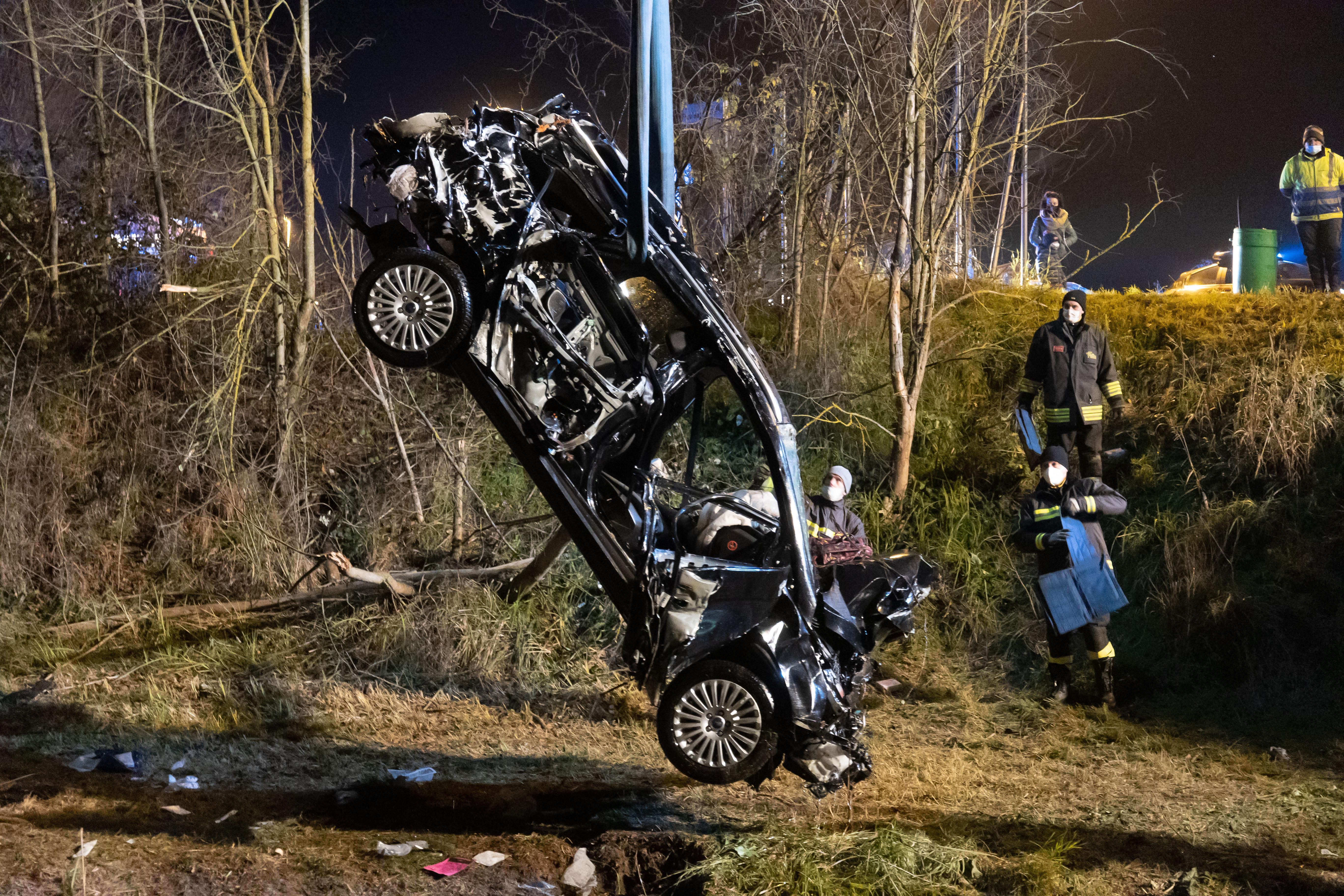 San Nicolò, auto nel canale: si tuffa e salva due sorelle 