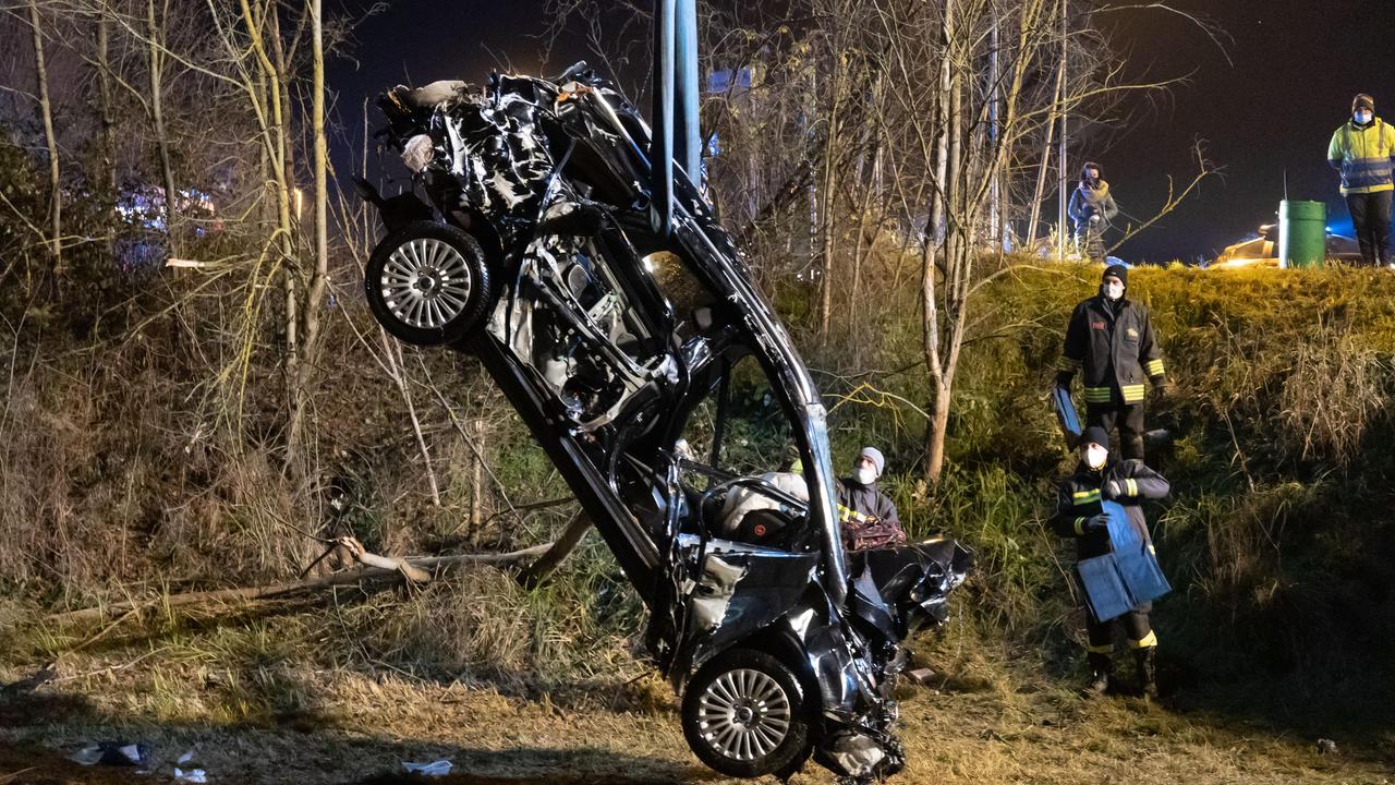 San Nicolò, auto nel canale: si tuffa e salva due sorelle