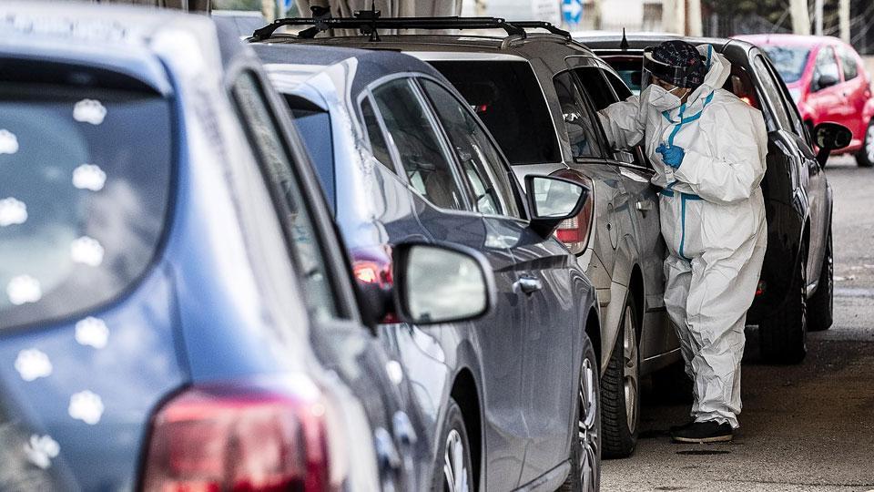 In auto per fare il tampone al drive through: a Lucca aumentano i contagi Covid