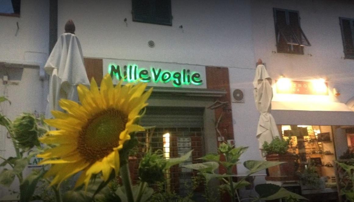 L'esterno del bar MilleVoglie, a Castiglioncello