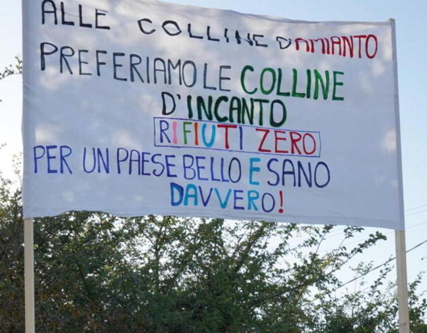 Uno dei tanti cartelli contro l’amianto in discarica a Chianni durante una manifestazione