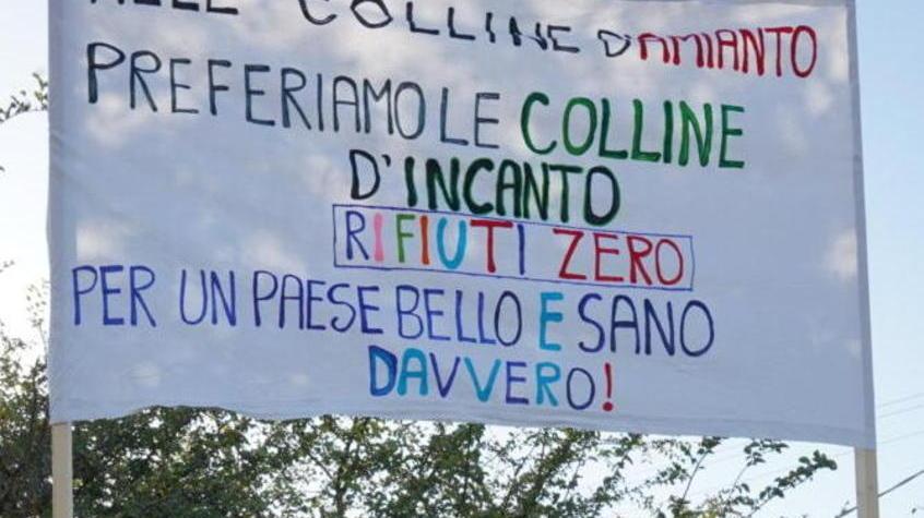 Uno dei tanti cartelli contro l’amianto in discarica a Chianni durante una manifestazione
