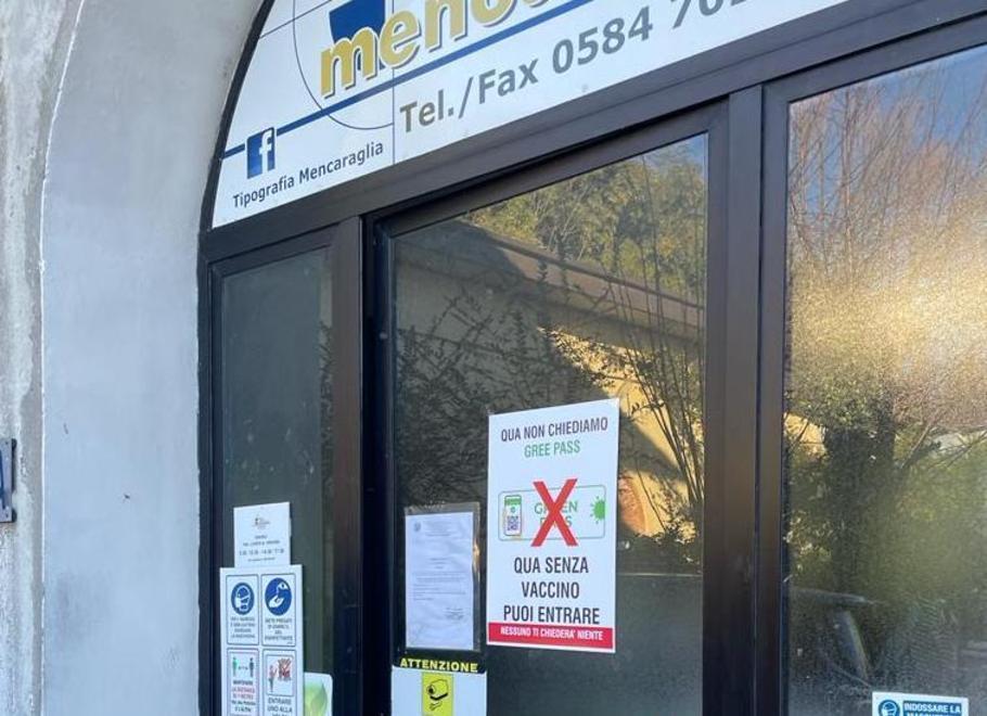 Il cartello comparso sulla porta d’ingresso della tipografia a Pietrasanta