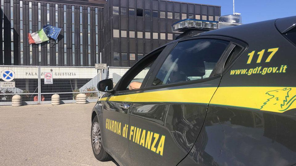 Un’auto della Guardia di finanza (Foto d’archivio)