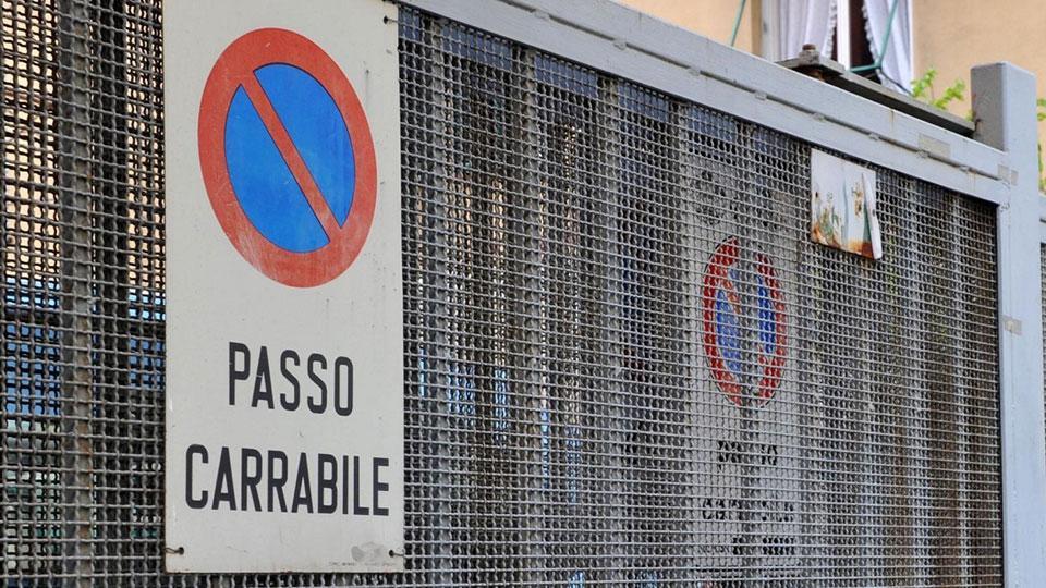 Nell’immagine, un passo carrabile, per il quale adesso i contribuenti sono chiamati a pagare il canone unico patrimoniale.