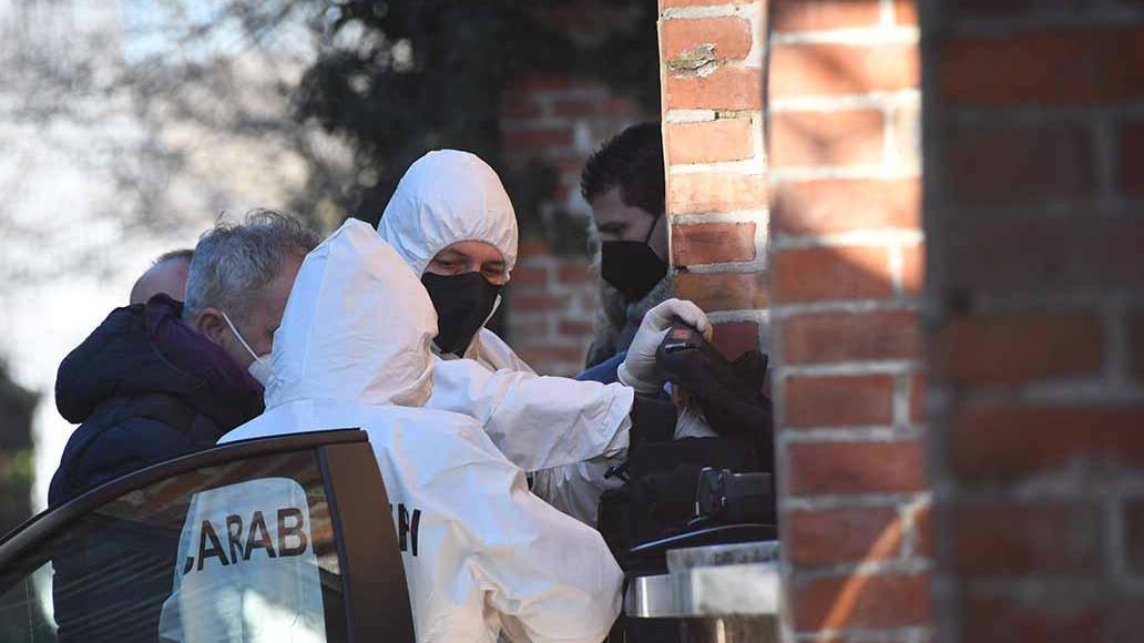 Sul posto i carabinieri della compagnia di Carrara con gli agenti del nucleo investigativo provinciale