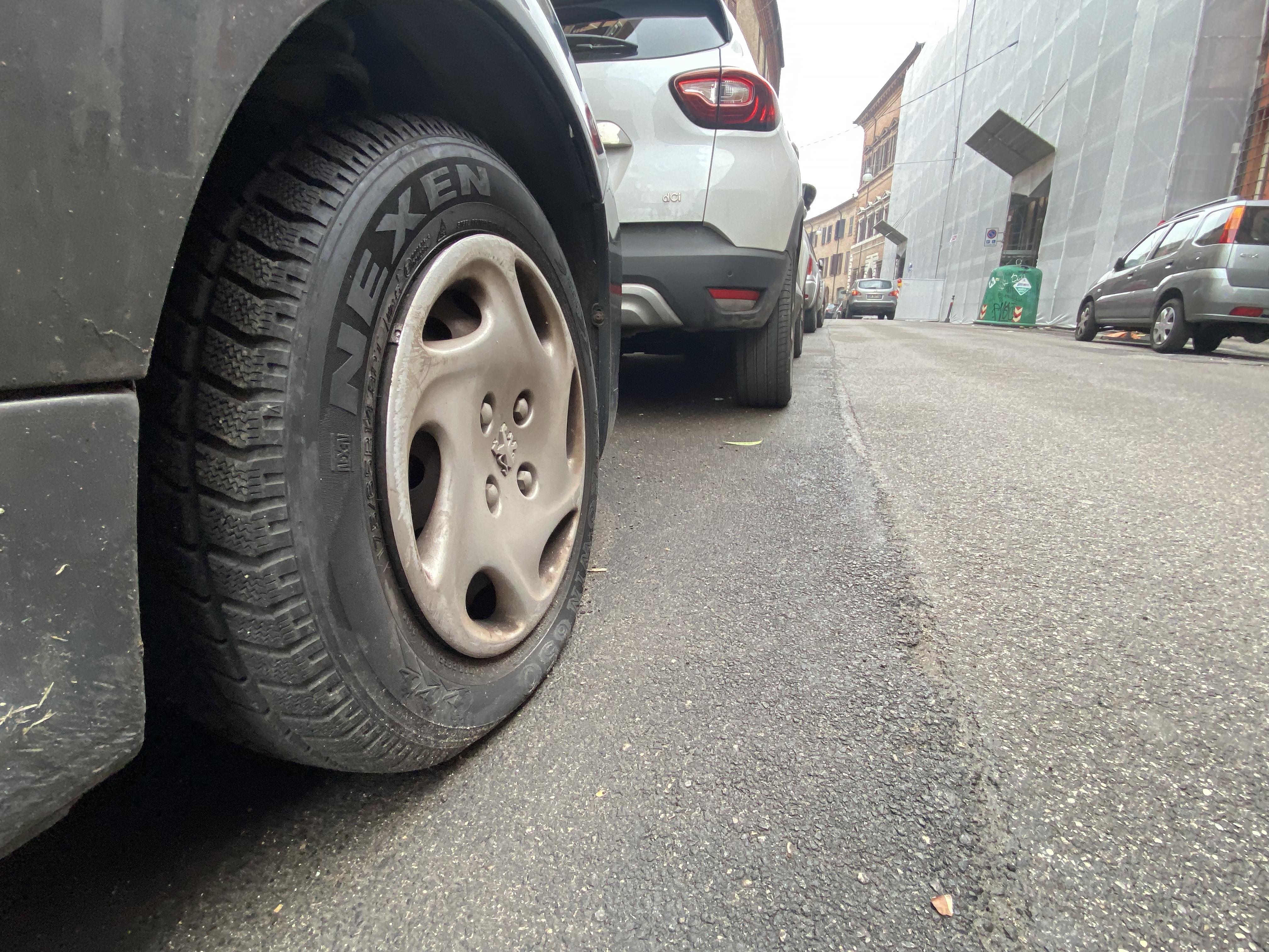 I vandali hanno colpito anche alcune auto: i proprietari hanno trovato le gomme tagliate