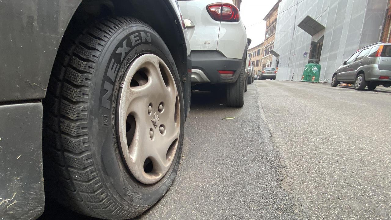 I vandali hanno colpito anche alcune auto: i proprietari hanno trovato le gomme tagliate