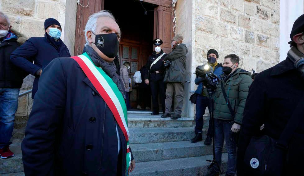 Il sindaco Sergio Ortelli davanti alla chiesa