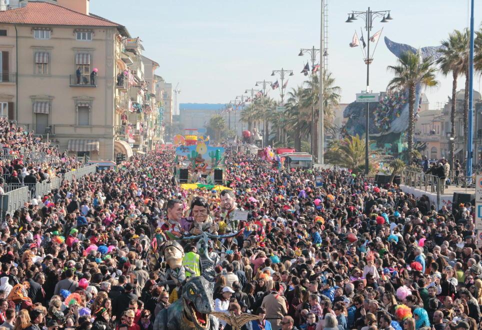 Carnevale di Viareggio, tra i dubbi sui corsi riecco le prove delle coreografie in Cittadella