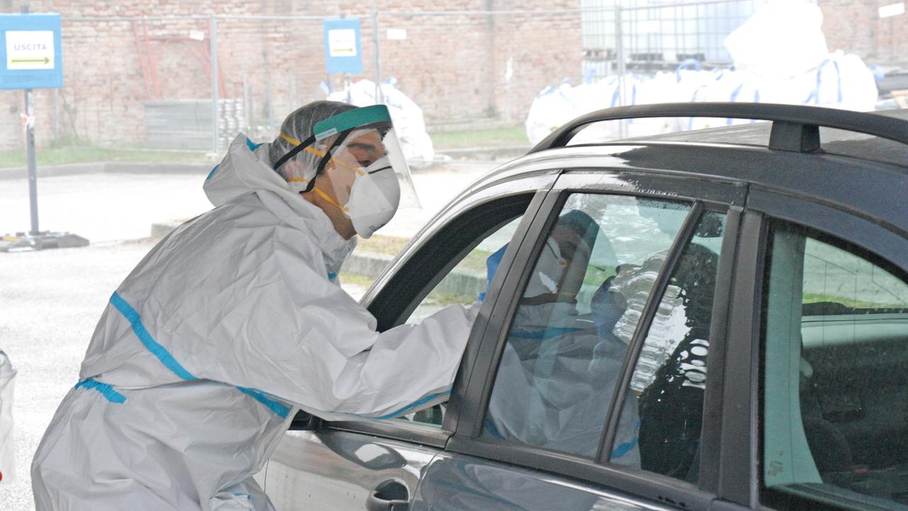 Ferrara, Drive through potenziato: fino a 1800 tamponi al giorno