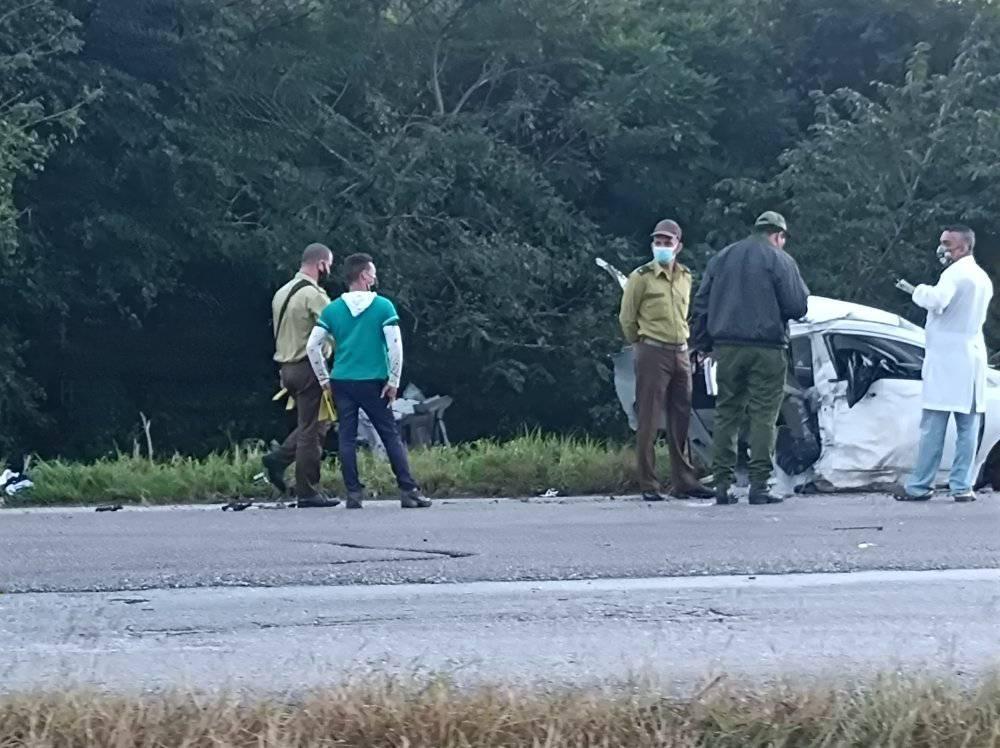 La carcassa dell'auto e i rilievi dello spaventoso e tragico incidente al km 288 lungola Statale nei pressi di Placetas