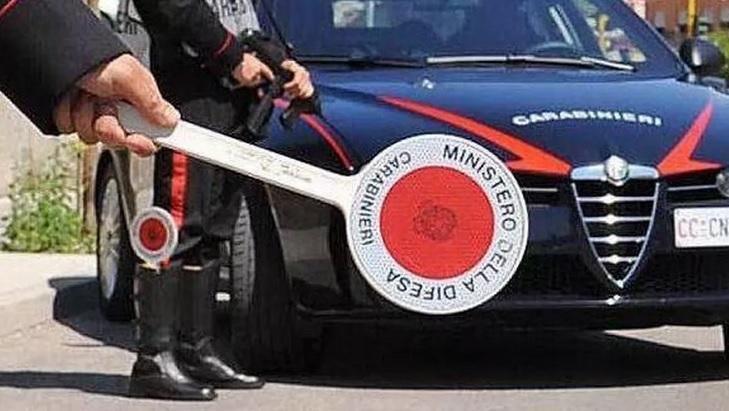 Distrugge i mobili di casa, colpisce un carabiniere e lancia oggetti contro i soccorritori: arrestato 18enne livornese 