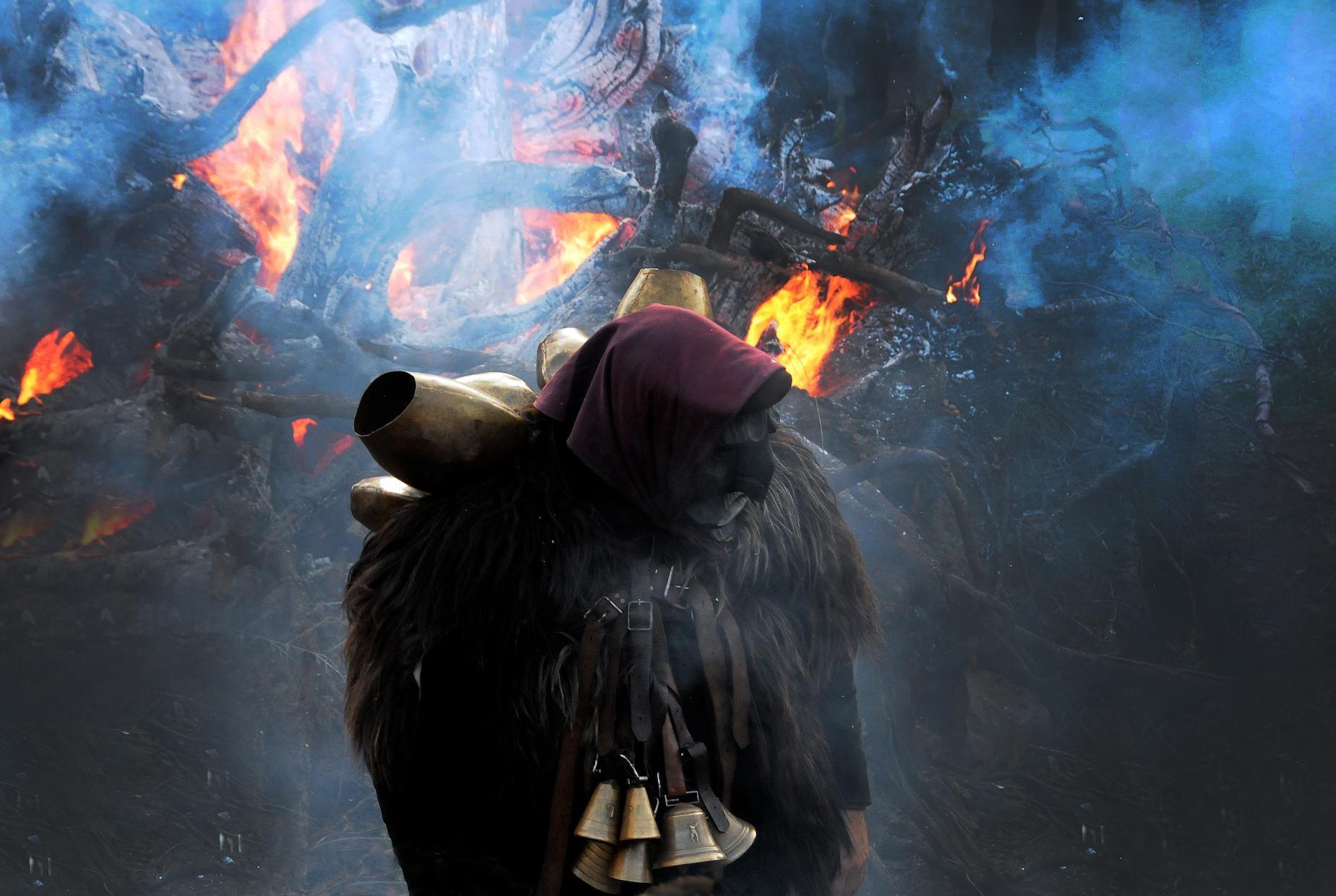 Una bella immagine di una recente edizione del fuoco di Sant'Antonio a Mamoiada (foto massimo locci)