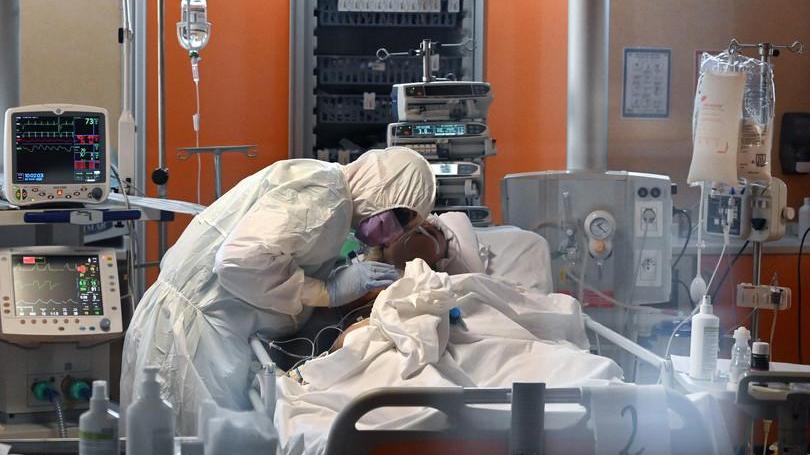 Covid, due decessi e 838 nuovi casi a Prato