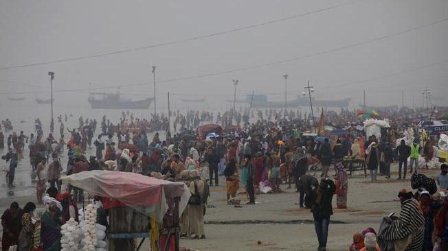 India: centinaia di migliaia si bagnano nel Gange, 'bomba Covid'