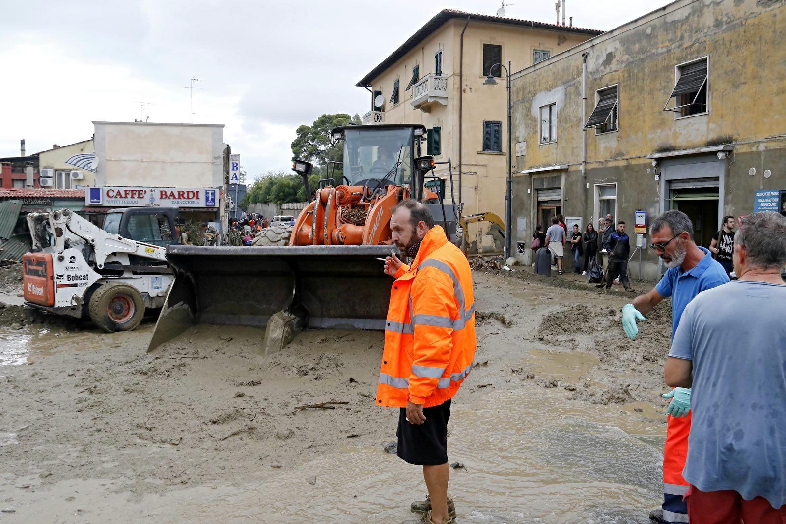 Alluvione di Livorno, l'ex sindaco Nogarin rinviato a giudizio per omicidio colposo. Assolto l'ex capo della protezione civile Pucciarelli
