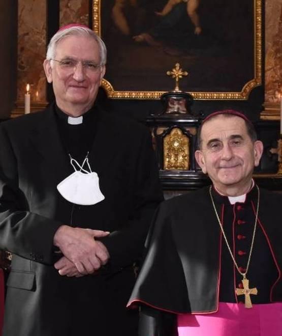 Da sinistra Roberto Campiotti con il vescovo di Milano, Angelo Scola