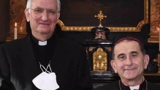 Da sinistra Roberto Campiotti con il vescovo di Milano, Angelo Scola
