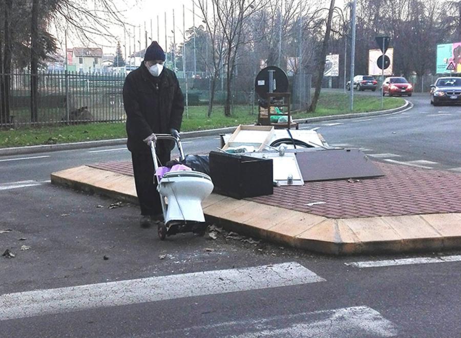 La provocazione dei cittadini: portano i rifiuti sullo spartitraffico 