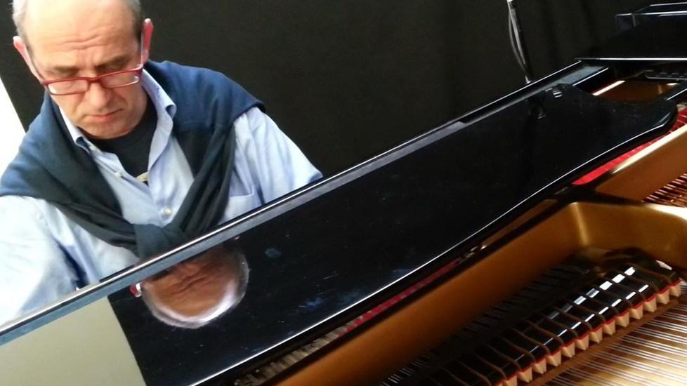 Modena, Stefano Calzolari in trio: un viaggio tra i generi